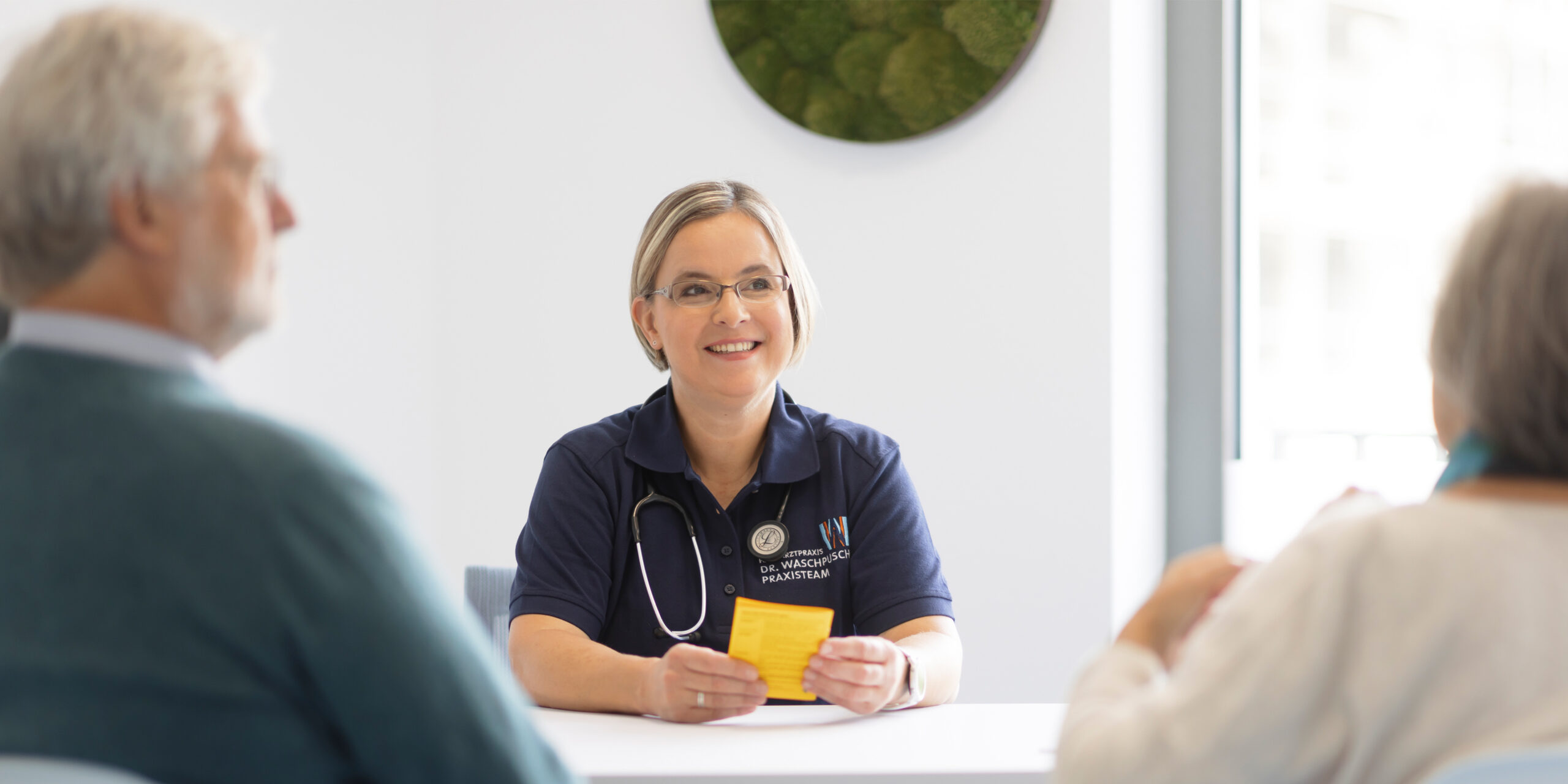 Ärztin in Patientengespräch in der Praxis Bad Krozingen