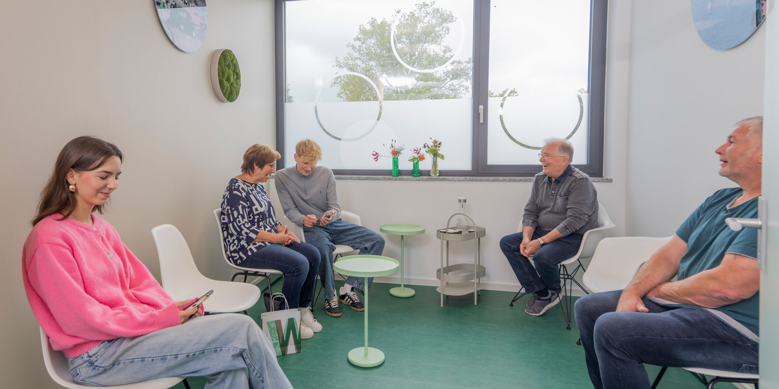 Patienti:nnen im Wartezimmer Bad Bellingen